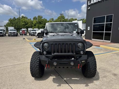 Used 2015 Jeep Wrangler Unlimited Rubicon w/ Connectivity Group AWD/4WD image 3