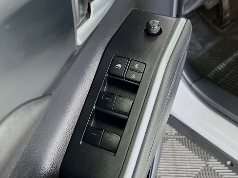 Used 2023 Toyota Highlander XLE image 19