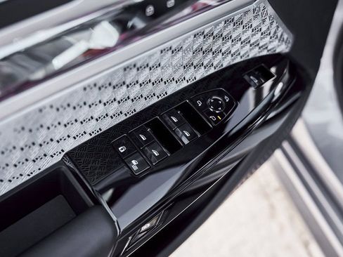 Used 2024 BMW 760i xDrive AWD/4WD image 32