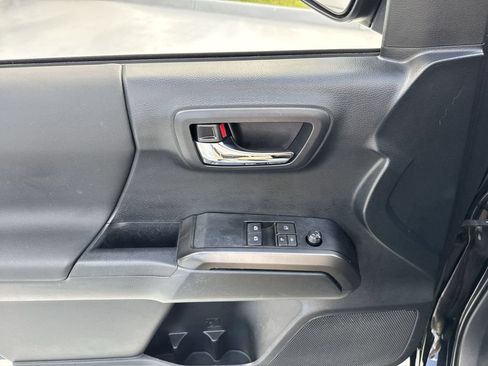 Used 2019 Toyota Tacoma TRD Sport AWD/4WD image 39