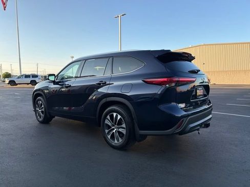 Used 2022 Toyota Highlander XLE AWD/4WD image 6