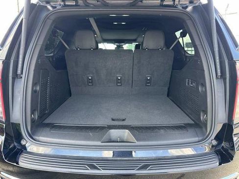 Used 2024 Chevrolet Suburban LT w/ Luxury Package RWD image 13
