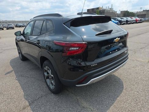 Used 2025 Chevrolet Trax LT w/ LT Convenience Package FWD image 4
