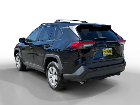 Used 2019 Toyota RAV4 LE FWD image 3