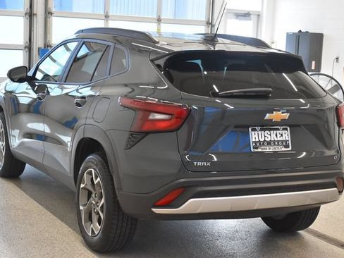 Used 2025 Chevrolet Trax LT w/ LT Convenience Package FWD image 10
