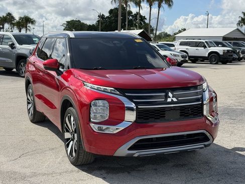 Used 2025 Mitsubishi Outlander SEL FWD image 2