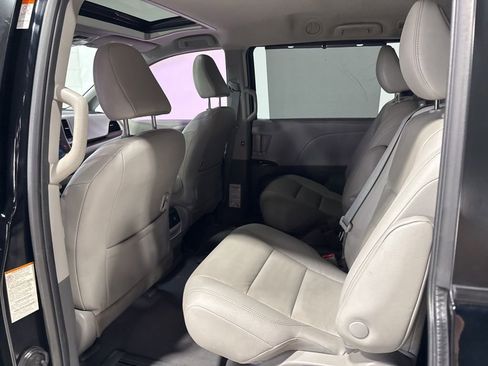 Used 2020 Toyota Sienna XLE w/ XLE Navigation Package FWD image 33