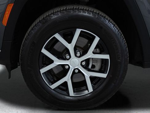 Used 2024 Jeep Grand Cherokee L Limited AWD/4WD image 9