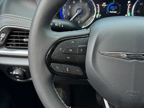 Used 2025 Chrysler Pacifica Limited FWD image 30