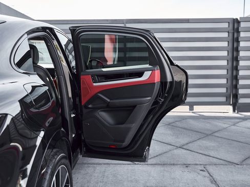 Used 2024 Porsche Cayenne Coupe image 22