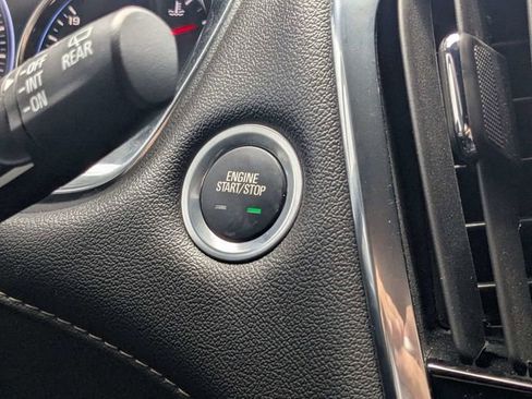 Used 2023 Chevrolet Traverse Premier FWD image 31