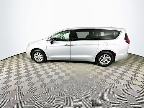 Certified 2024 Chrysler Pacifica Touring-L image 6