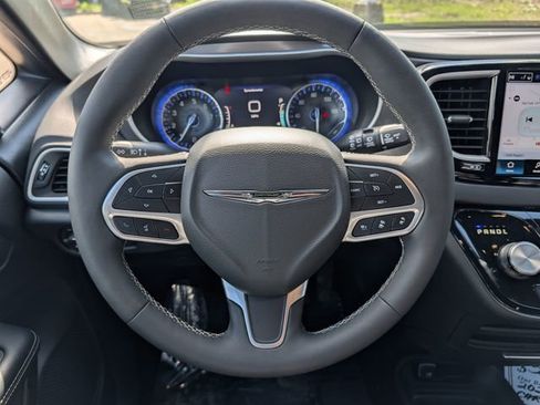 Used 2025 Chrysler Pacifica Select FWD image 14