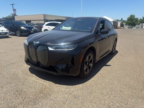 Used 2023 BMW iX xDrive50 w/ Sport Package AWD/4WD image 4