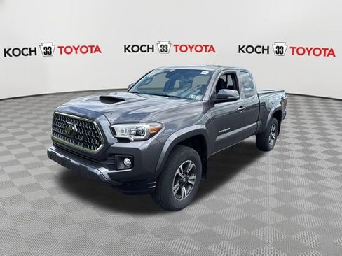 Used 2018 Toyota Tacoma TRD Sport AWD/4WD image 3