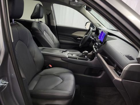 Used 2025 Toyota Grand Highlander AWD image 29