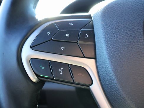 Used 2019 Jeep Grand Cherokee Laredo image 25