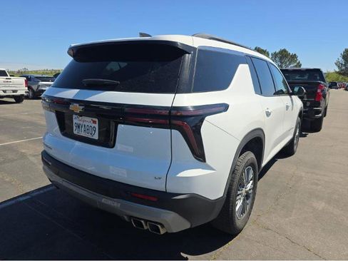 Used 2024 Chevrolet Traverse LT image 3