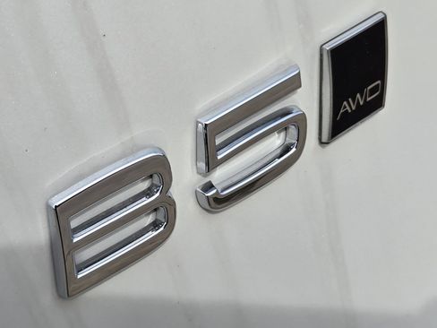 New 2025 Volvo XC40 B5 Core w/ Protection Package Premier image 15