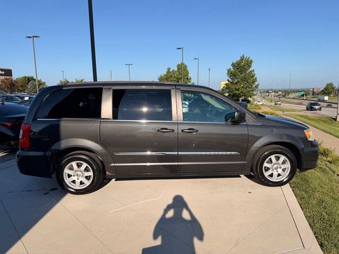 Used 2012 Chrysler Town & Country Touring w/ Entertainment Group #1 FWD image 10