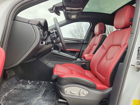 Certified 2025 Porsche Macan Turbo image 5