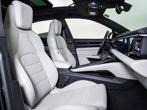 Certified 2025 Porsche Macan 4S Electric AWD/4WD image 15
