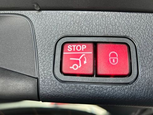 Used 2025 Mercedes-Benz GLB 250 4MATIC image 32