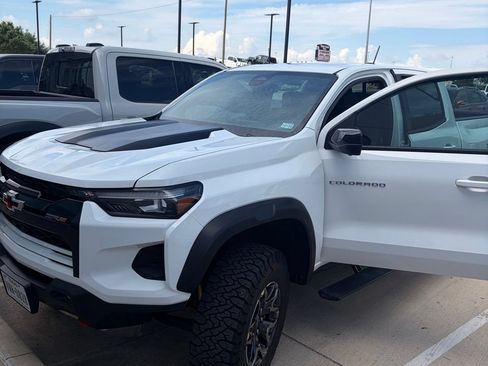 Used 2024 Chevrolet Colorado ZR2 w/ Technology Package AWD/4WD image 1