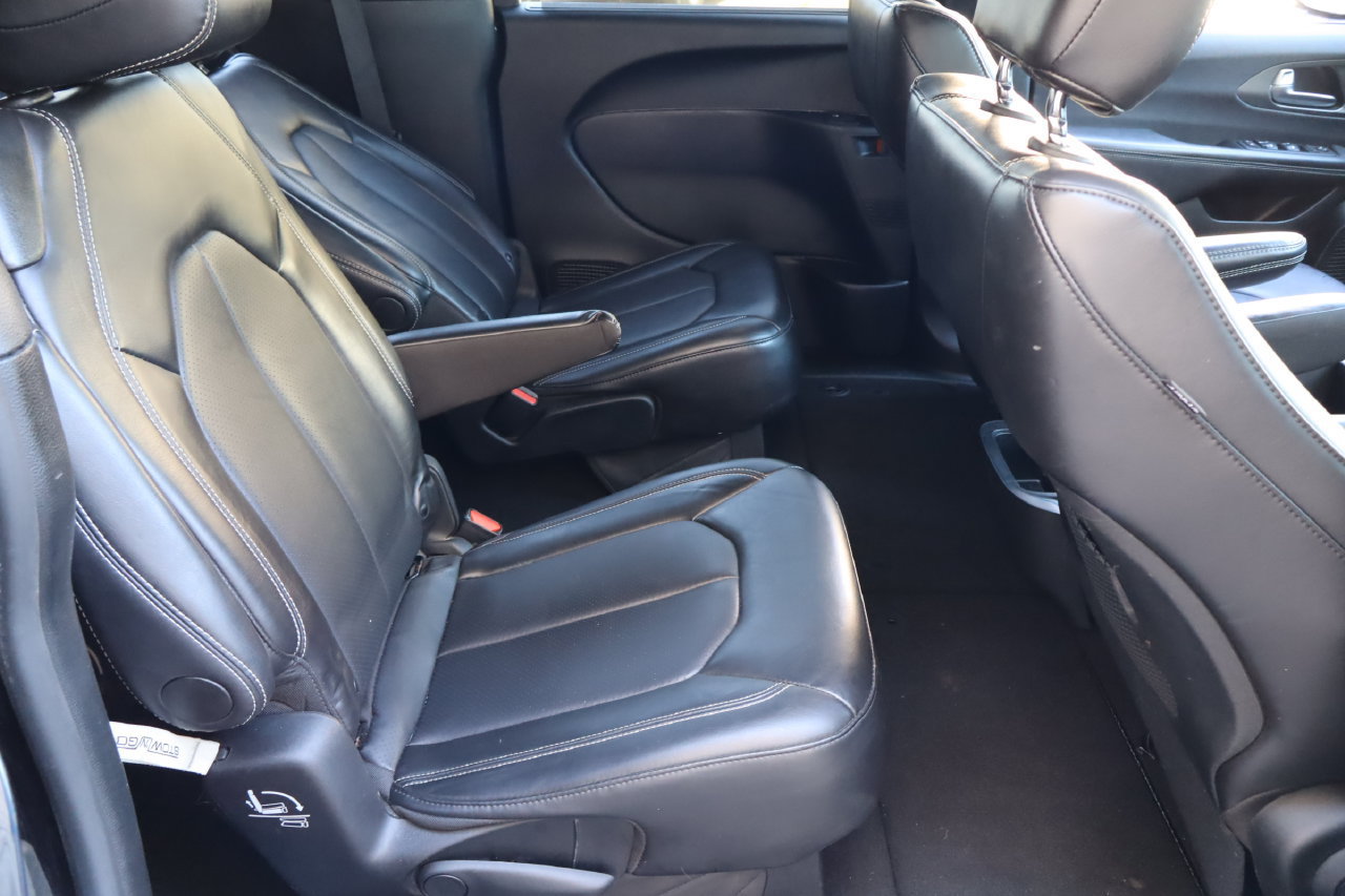 Used 2025 Chrysler Pacifica Select FWD image 18