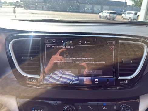 Used 2023 Chrysler Pacifica Touring-L FWD image 24