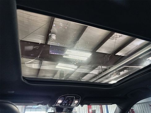 Used 2022 Jeep Grand Cherokee Overland w/ Advanced Protech Group III image 26