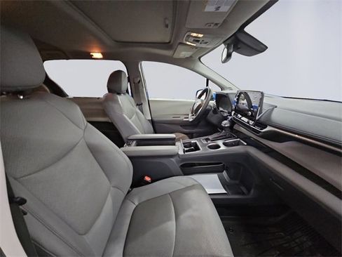 Used 2022 Toyota Sienna Limited image 29
