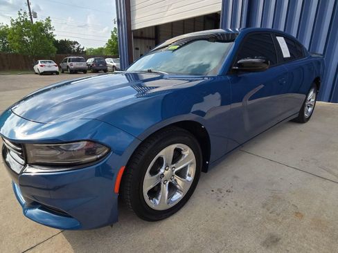 Used 2020 Dodge Charger SXT w/ Blacktop Package image 2