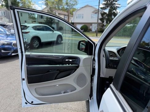 Used 2019 Dodge Grand Caravan SE w/ UConnect Hands-Free Group image 16