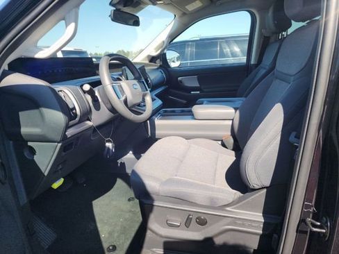 Used 2025 Ford Expedition Active RWD image 3