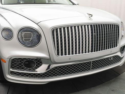 Used 2022 Bentley Flying Spur V8 image 27