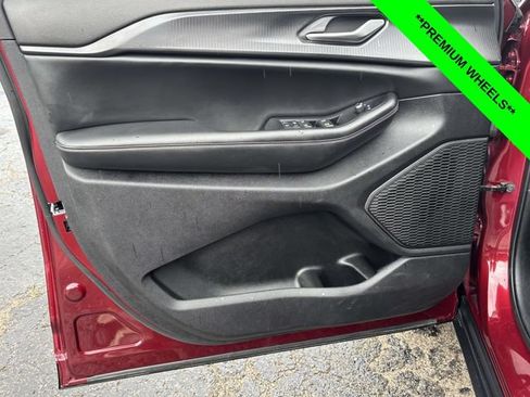 Used 2023 Jeep Grand Cherokee L Laredo AWD/4WD image 9