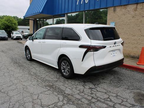 Used 2024 Toyota Sienna LE FWD image 4