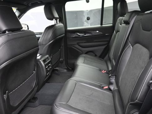 Used 2023 Jeep Grand Cherokee Altitude AWD/4WD image 12