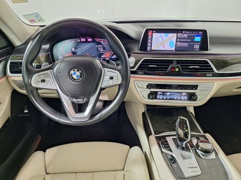 Used 2022 BMW 740i w/ Premium Package RWD image 9