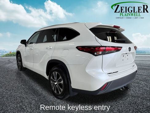 Used 2020 Toyota Highlander XLE AWD/4WD image 2