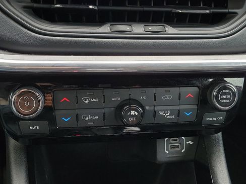 Used 2023 Jeep Compass Limited image 15