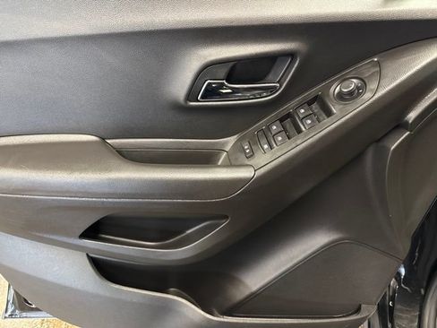 Used 2020 Chevrolet Trax LS FWD image 10