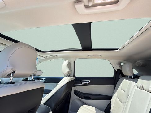 Used 2018 Ford Edge Titanium w/ Equipment Group 301A AWD/4WD image 28