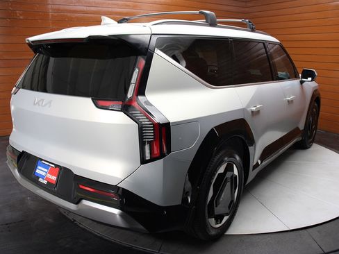 Used 2024 Kia EV9 Land image 13
