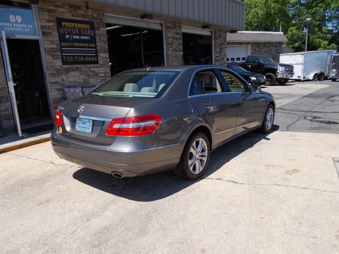 Used 2010 Mercedes-Benz E 350 4MATIC Sedan image 3