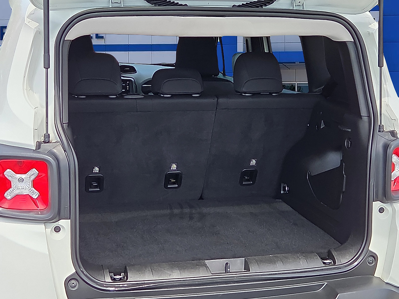 Used 2023 Jeep Renegade Latitude AWD/4WD image 8