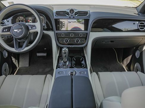 New 2025 Bentley Bentayga Extended Wheelbase image 4