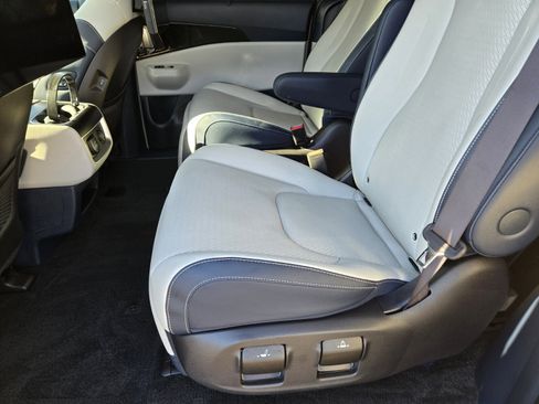 Certified 2025 Kia Carnival SX Prestige image 12