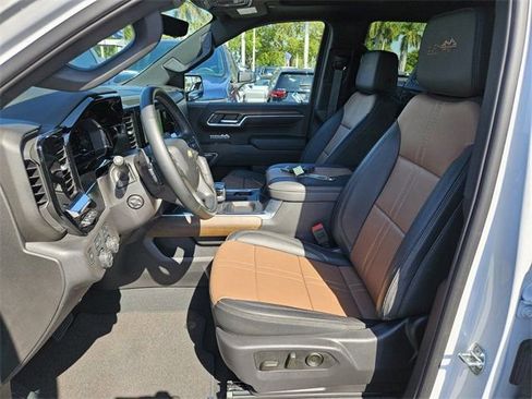 Used 2024 Chevrolet Silverado 1500 High Country w/ Technology Package image 3